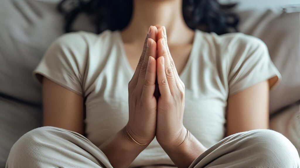 Prática Espiritual: Meditar, Orar ou Contemplar? Guia Completo 4 Pessoa meditando com foco e serenidade, demonstrando uma técnica de prática espiritual.